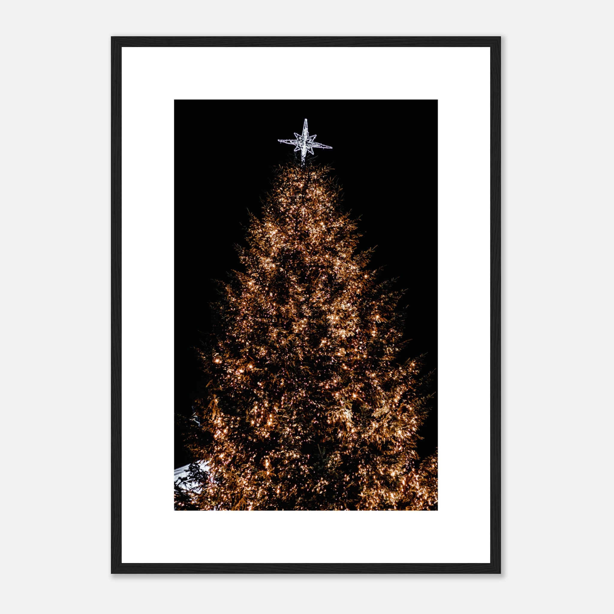 Póster Árbol de Navidad con estrella brillante y luces doradas