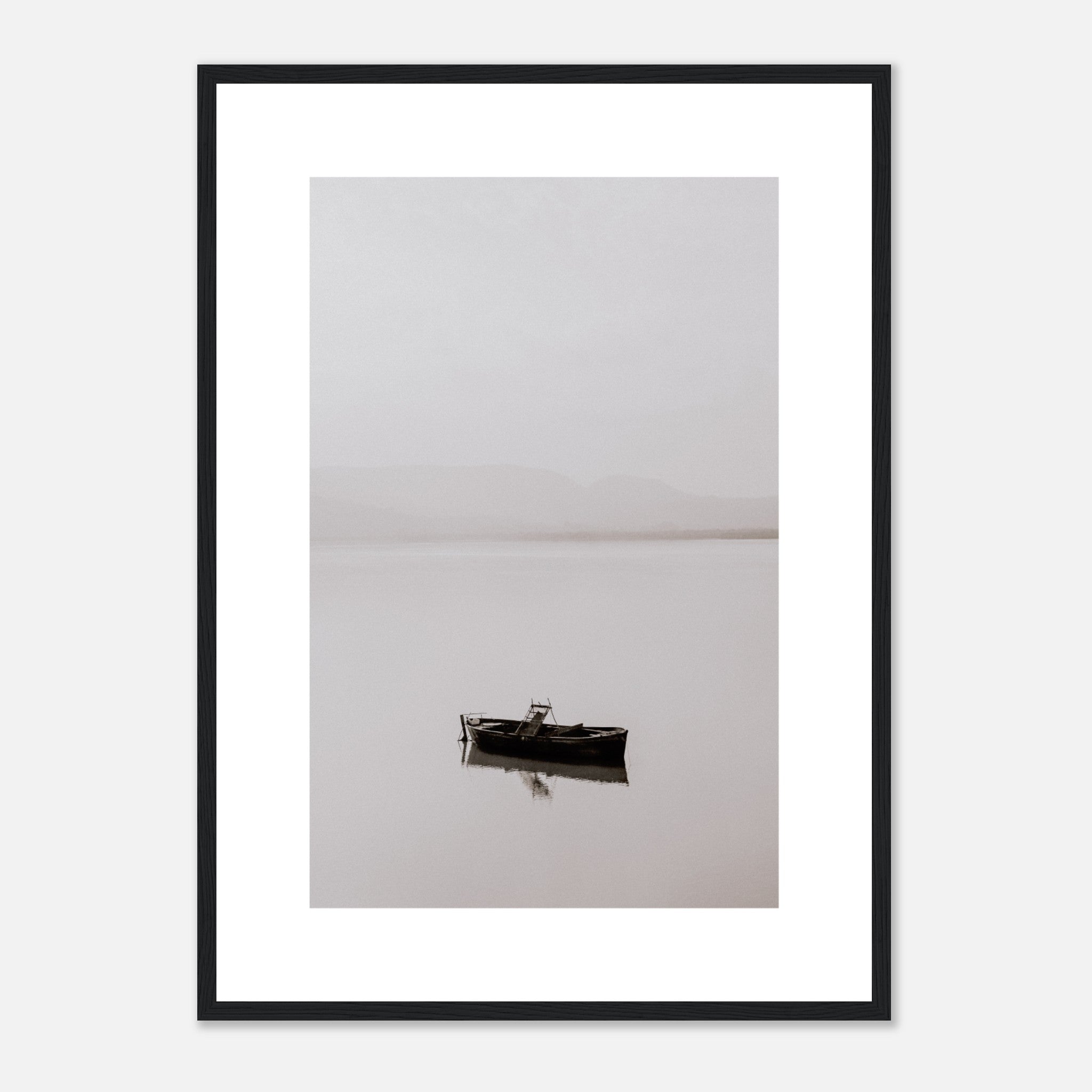 Póster Tranquila noche de verano con niebla y barco de madera en Noruega