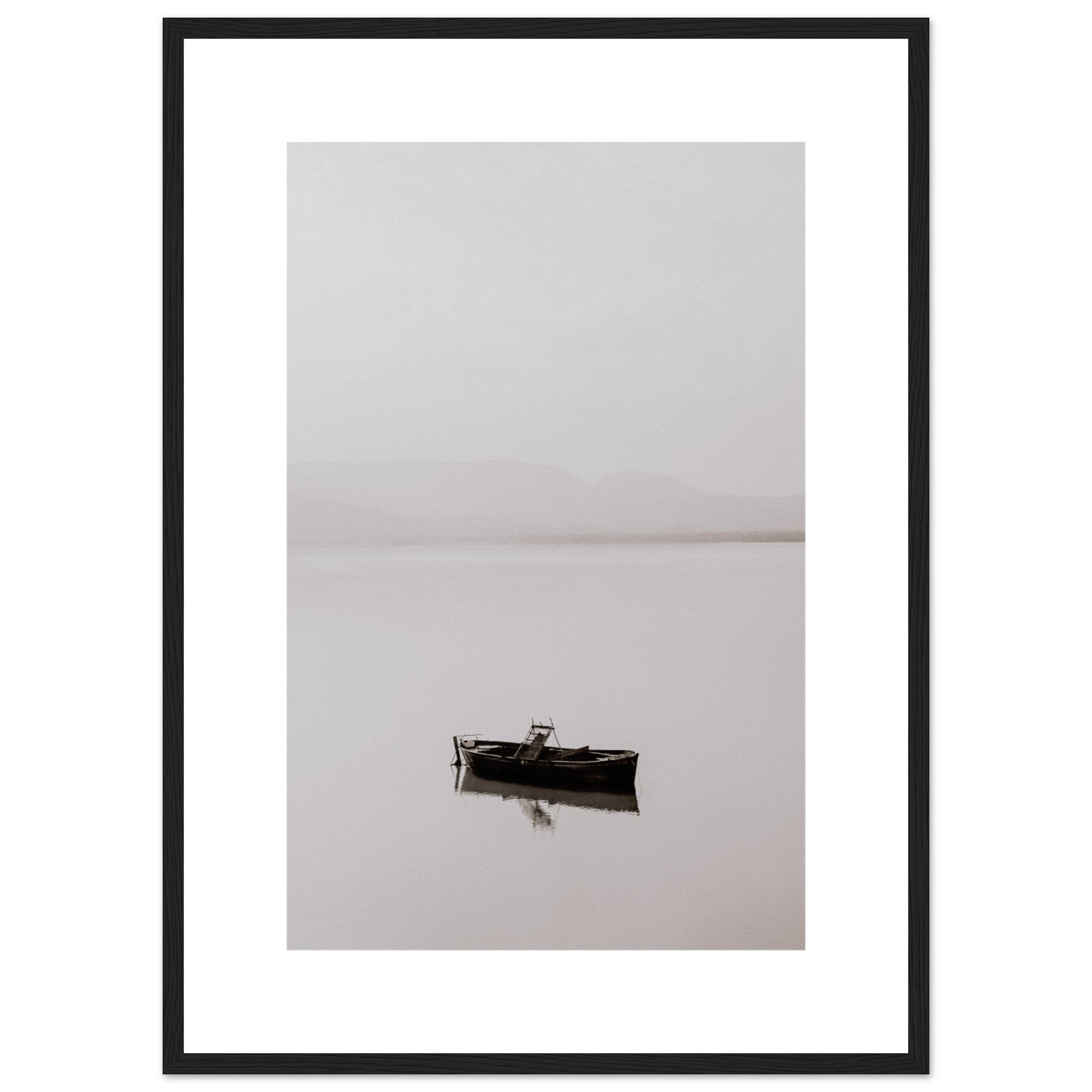Póster Tranquila noche de verano con niebla y barco de madera en Noruega